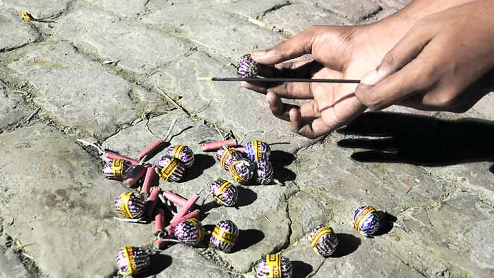 নিষিদ্ধ: সন্ধ্যা নামতেই শুরু হয়েছিল শব্দবাজির তাণ্ডব। পাল্লা দিয়েছিল অন্য আতশবাজিও। বৃহস্পতিবার, দক্ষিণ শহরতলিতে। 