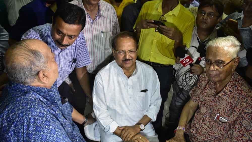 ফিরে দেখা: স্বপন সাধন বসুর (টুটু) সঙ্গে সুব্রত।