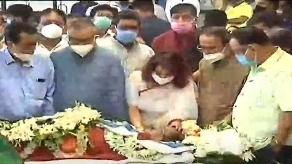 মাথায় হাত বুলিয়ে প্রিয় সুব্রতকে সাদা ফুলের তোড়ায় শেষ বিদায় ‘প্রথম নায়িকা’ মুনমুনের