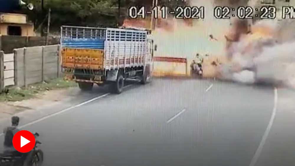 বাজি কিনে ফেরার পথে চলন্ত স্কুটারেই বিস্ফোরণ, ঝলসে মৃত্যু বাবা-ছেলের