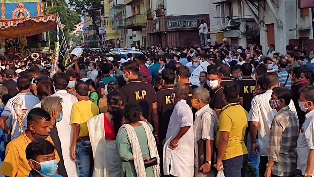 লাইন দিয়ে সুব্রতকে শেষ শ্রদ্ধা জানাচ্ছেন একডালিয়াবাসী।