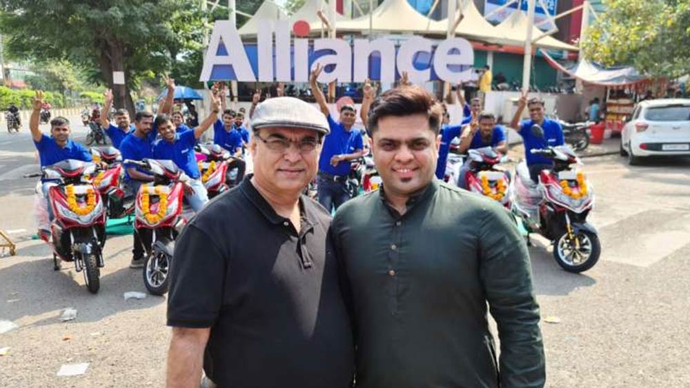 তিন ঘণ্টা চার্জ দিলে ৮৮ কিলোমিটার যেতে পারে এই স্কুটার।