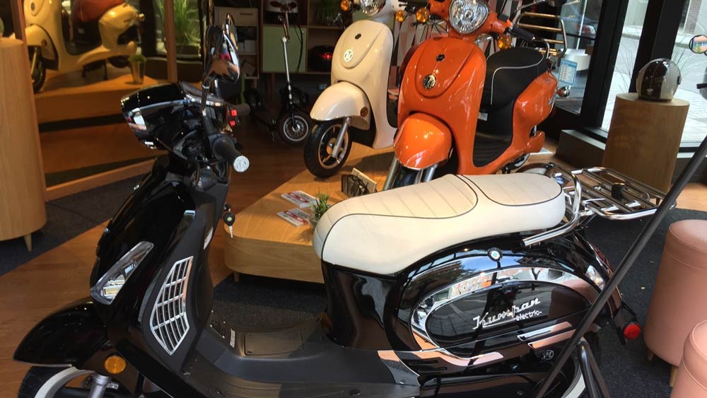 মূলত পেট্রল, ডিজেলের মূল্যবৃদ্ধির জেরেই কর্মীদের ইলেক্ট্রিক স্কুটার দেওয়ার সিদ্ধান্ত নেন তিনি।