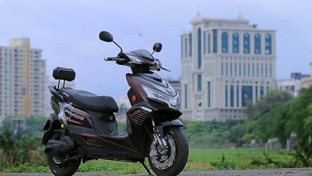 চলতি বছর সংস্থাটি তার ৩৫ জন কর্মীকে দীপাবলির উপহার হিসাবে দিয়েছে ই-স্কুটার।