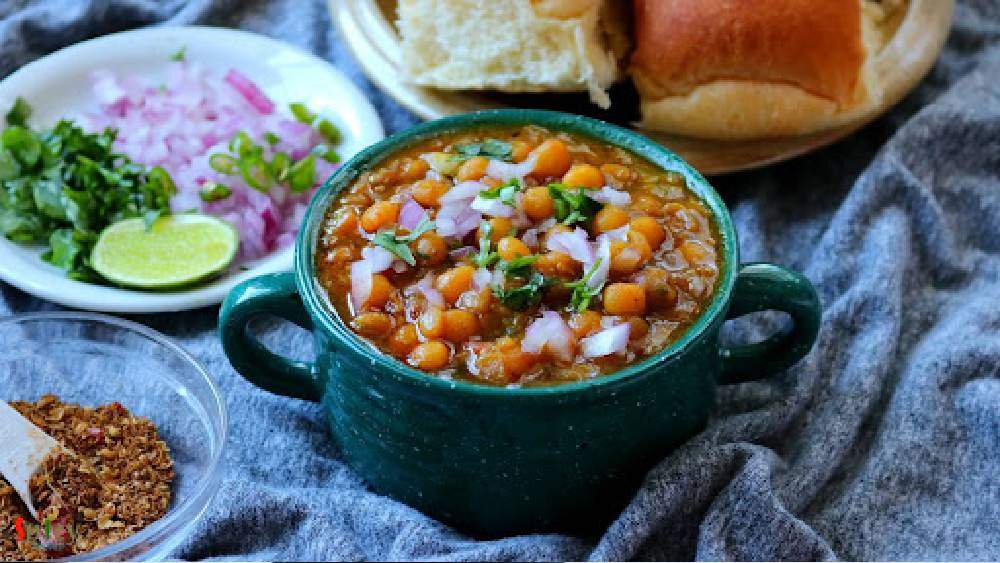 ভাইফোঁটায় রান্না করে ফেলতে পারেন ঘুগনি।