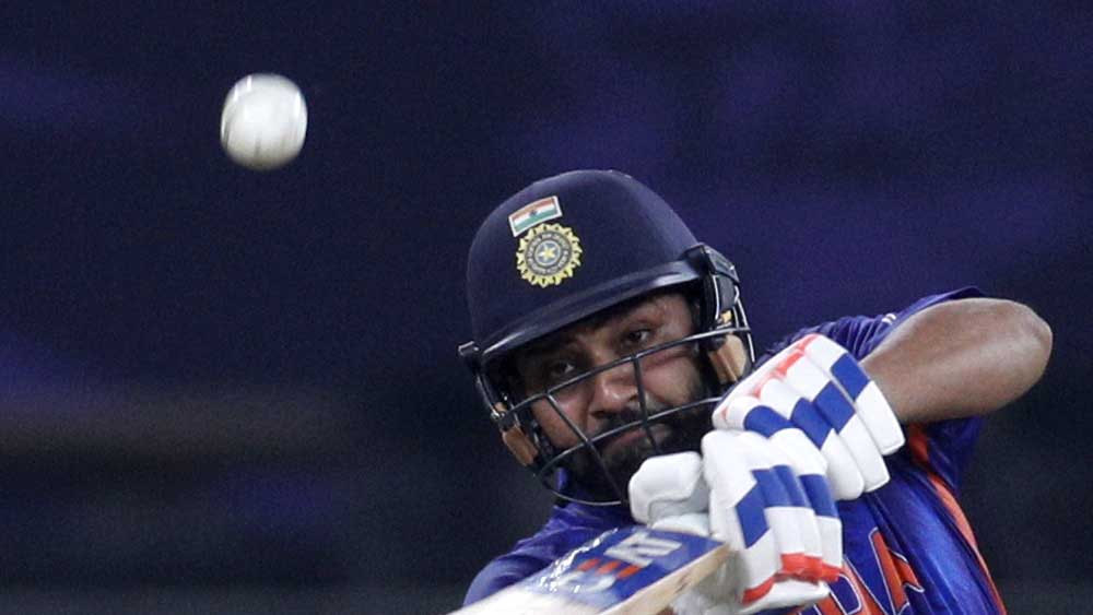 বিশ্বকাপের শেষ চারে জেতে গেলে রানরেট বাড়িয়ে রাখতে হত কোহলীদের। সেই কারণে শুরু থেকেই বড় শট খেলা শুরু করেন দুই ওপেনার। মাত্র ৬.৩ ওভারে ম্যাচ জিতে রানরেট সবার থেকে বাড়িয়ে রাখল ভারত। 