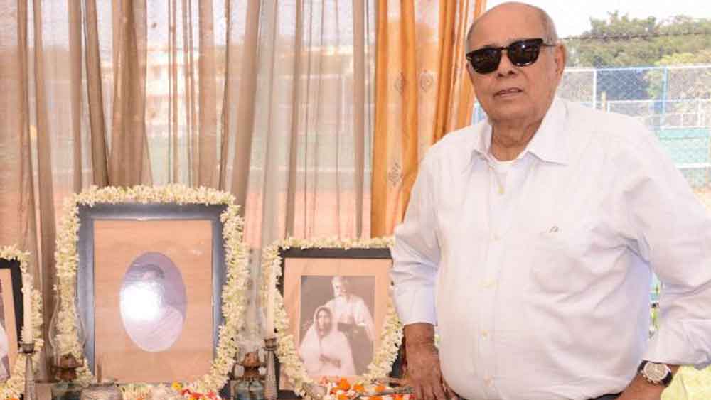 চিত্তরঞ্জন দাশের প্রতিকৃতির পাশে জয়দীপ মুখোপাধ্যায়। 