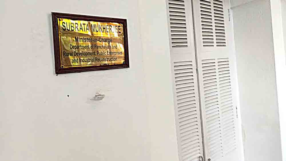 স্মৃতি: দরজার বাইরে নামফলক।