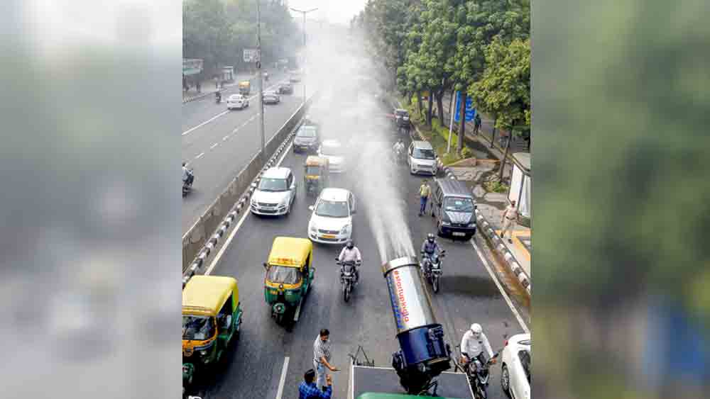 দূষণ-রোধে ব্যবস্থা দিল্লির রাস্তায়। শুক্রবার।