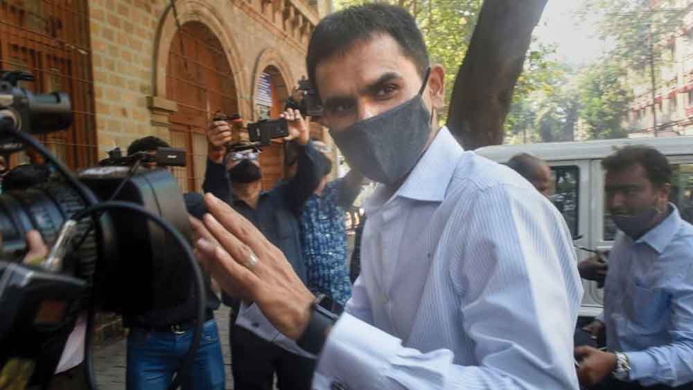 আরিয়ান খান মাদক মামলার তদন্তভার সরিয়ে দেওয়া হয়েছে মুম্বইয়ের মাদক নিয়ন্ত্রক সংস্থা (এনসিবি)-র আঞ্চলিক অধিকর্তা সমীর ওয়াংখেড়ের উপর থেকে।