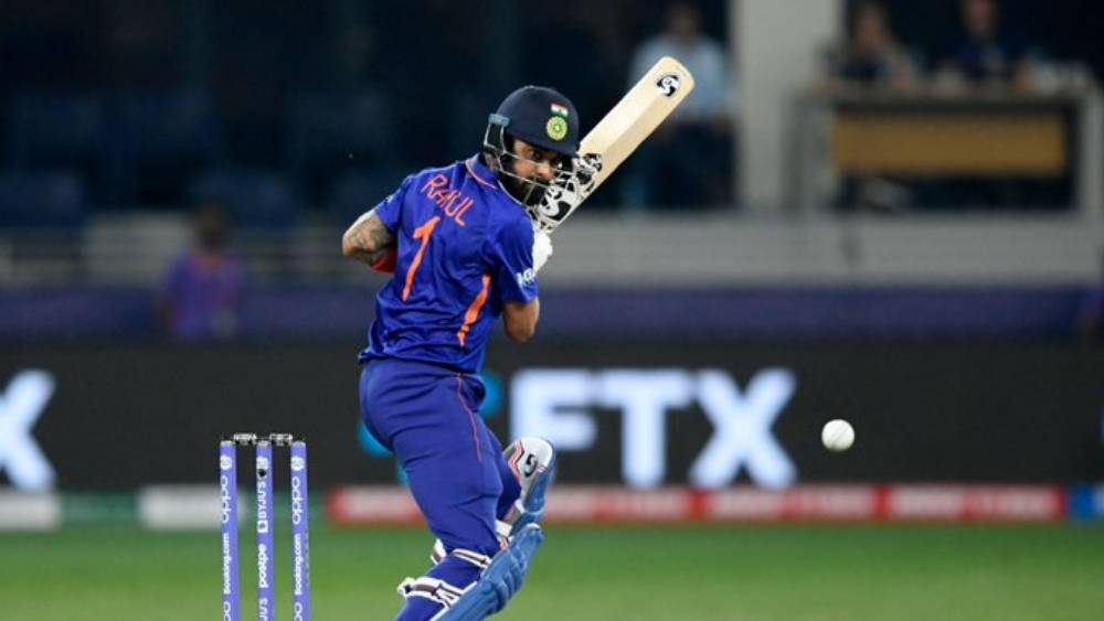 টি২০ বিশ্বকাপে দ্বিতীয় দ্রুত অর্ধশতরান করলেন লোকেশ রাহুল। স্কটল্যান্ডের বিরুদ্ধে ১৮ বলে অর্ধশতরান করলেন তিনি। এর আগে ২০০৭ সালের টি২০ বিশ্বকাপে ইংল্যান্ডের বিরুদ্ধে ১২ বলে অর্ধশতরান করেছিলেন যুবরাজ সিংহ।