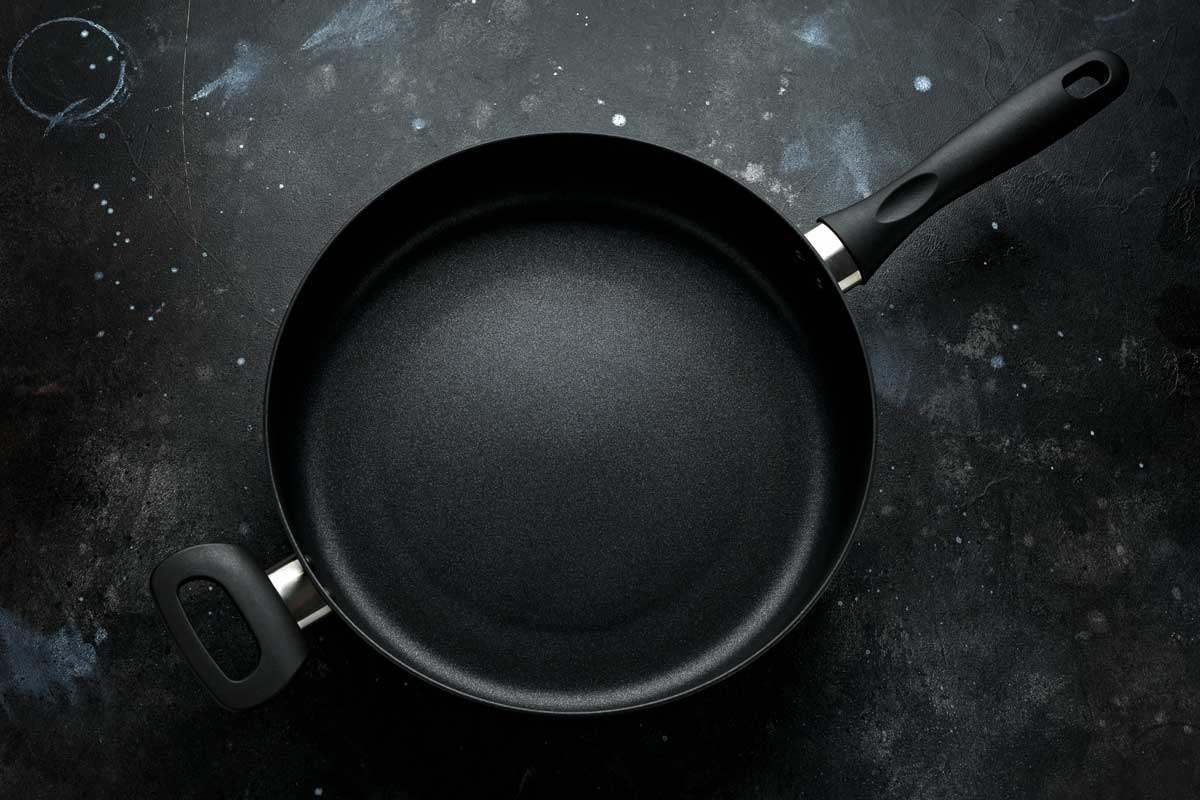 বাসন ধোয়ার সময়ে টেফ্লন আবরণকে বেশি ঘষামাজা করা এড়াতে হবে। 