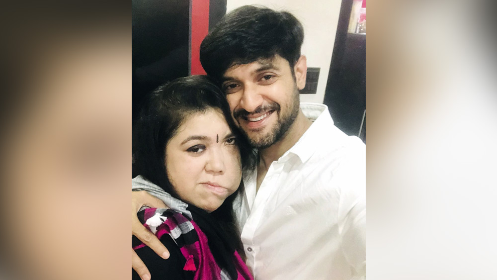 ভাইফোঁটায় বোন মেঘার সঙ্গে ছবি দিয়েছেন অভিনেতা বিক্রম চট্টোপাধ্যায়। বাড়িতে হাজির অভিনেতার মামারা। বিক্রমের মা ফোঁটা দেন তাঁদের। সকাল থেকেই বাড়ি সরগরম। তবে এ বছর পেটপুজো থেকে বাদ বিক্রম। বোনের থেকে ফোঁটা নিয়েই ছুটতে হয়েছে ছবির ডাবিংয়ে।