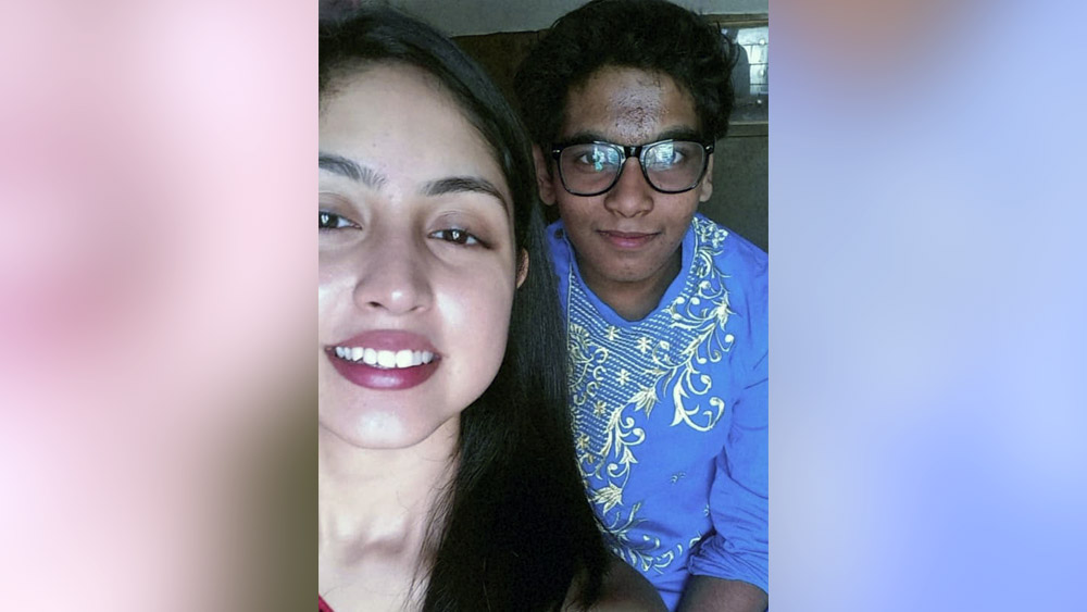 দুই ভাইয়ের কপালে ‘দিঠি’র ফোঁটা। সঙ্গে একরাশ ভালবাসা এবং প্রার্থনা। ফোঁটার থালার দিকেও দৃষ্টি আকর্ষণ করলেন ঐশী ভট্টাচার্য। ভাই-বোনদের বিশেষ দিনে নিজস্বী না তুললে হয়! সে দায়িত্বও মোটেই ভোলেননি ‘শ্রীময়ী’-র অভিনেত্রী।