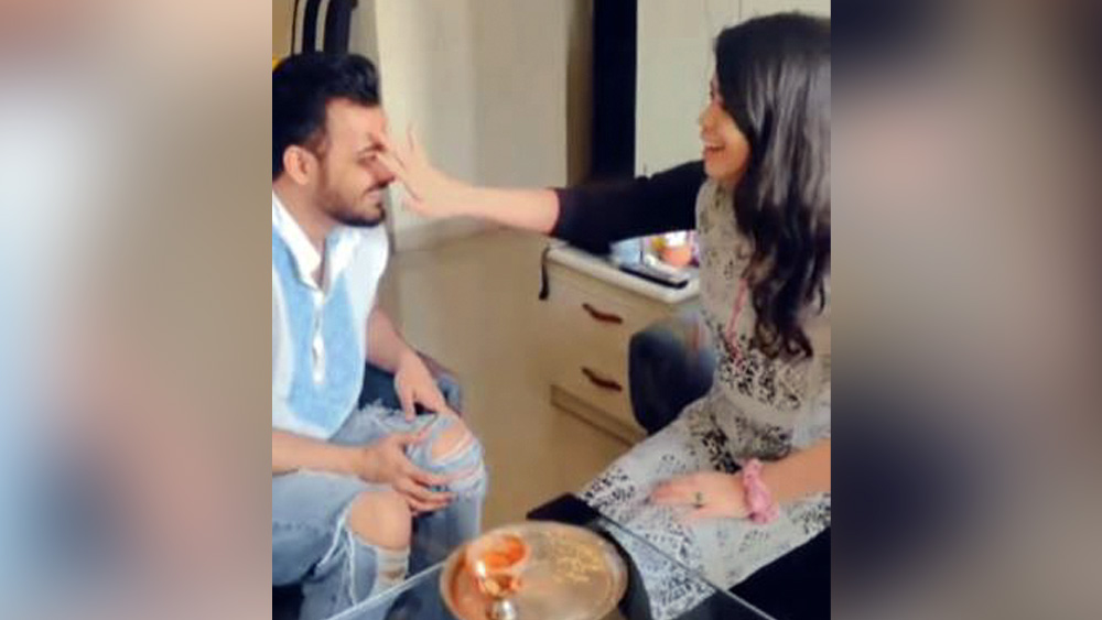 ছিল ‘যম-দুয়ারে পড়ল কাঁটা’, হয়ে গেল ‘ভাই আমার ভাই’ আর ‘ভাই যুগ যুগ জিয়ো’। মন্ত্রে খানিক হেরফের হল বটে, কিন্তু প্রেম-ভালবাসায় ভাটা পড়েনি। মজাদার ভাইফোঁটায় মাতলেন রাজদীপ গুপ্ত ও তাঁর দিদি। বিদেশ ফেরত দিদি ভাইফোঁটার ছড়ায় ‘ফেল’। হেসে খুন অভিনেতা!