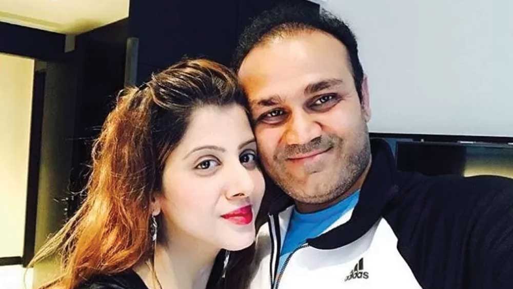 বীরেন্দ্র সহবাগ-আরতি অহলাবত: মাত্র ২১ বছর বয়সে আরতিকে প্রেমের প্রস্তাব দেন সহবাগ। পাঁচ বছর প্রেম করার পর ২২ এপ্রিল, ২০০৪-এ আরতিকে বিয়ে করেন সহবাগ। দু’জনে একে অপরের দূরসম্পর্কের আত্মীয়। সম্পর্কে ভাই-বোন।