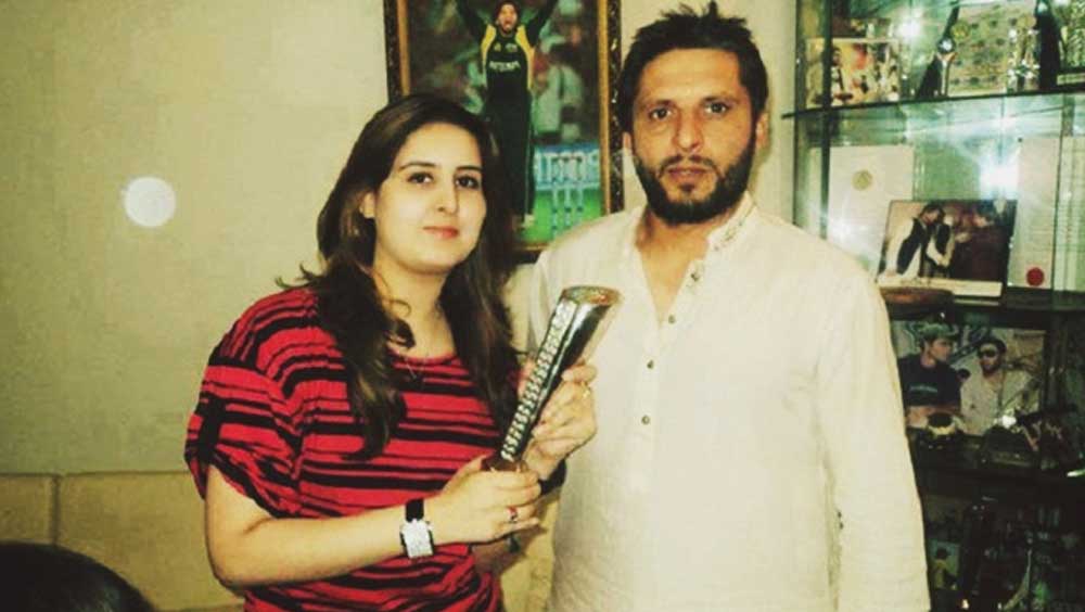 শাহিদ আফ্রিদি-নাদিয়া আফ্রিদি: মায়ের কাকার মেয়ে নাদিয়াকে ২০০০ সালের ২২ অক্টোবর বিয়ে করেন শাহিদ। তাঁদের পাঁচ মেয়ে রয়েছে। তবে কোনও দিন প্রকাশ্যে আসেননি নাদিয়া। শাহিদের খেলা কোনও ম্যাচে হাজির থাকেননি তিনি। সম্প্রতি জানা গিয়েছে, আফ্রিদির মেয়ে আকসার সঙ্গে বিয়ে হতে চলেছে পাকিস্তানের ক্রিকেটার শাহিন শাহ আফ্রিদির।