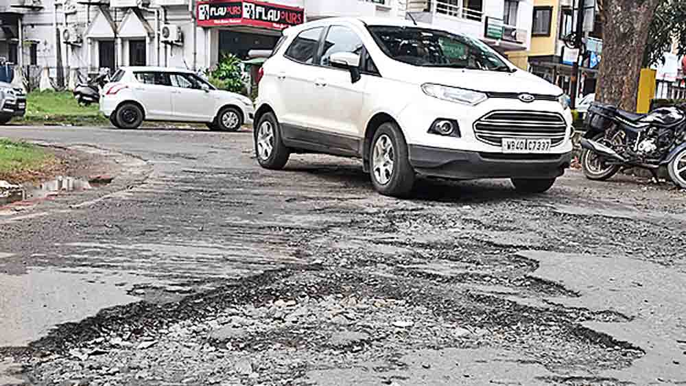 রাস্তা বেহাল হওয়ার পিছনে অনেকে পণ্যবাহী গাড়িতে বহন ক্ষমতার অতিরিক্ত পণ্য পরিবহণের প্রবণতাকে (ওভারলোডিং) দায়ী করেন।