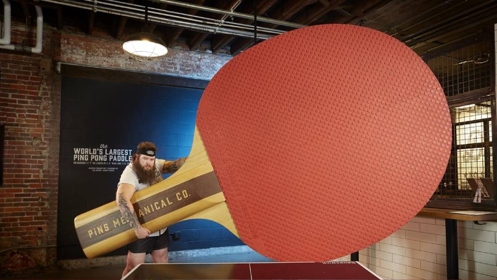 সবচেয়ে লম্বা টেবিল টেনিস ব্যাট: লম্বায় ১১ ফুট ৮ ইঞ্চি, চওড়ায় ৬ ফুট ৮ ইঞ্চি। এই ব্যাটটির মালিক আমেরিকার রাইজ ব্র্যান্ডস।