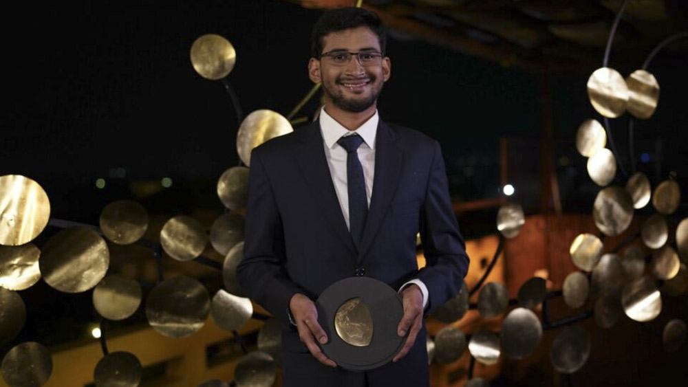 সতীর্থ কেভিন কুংয়ের সঙ্গে যৌথ ভাবে ২০১৮ সালে যন্ত্রটি প্রথম বাজারে আনেন বিদ্যুৎ। তার পর থেকে প্রায় সাড়ে চার হাজার কৃষকের সঙ্গে কাজ করেছেন তাঁরা। এখনও পর্যন্ত প্রায় তিন হাজার টন শস্যগোড়া সফল ভাবে পুনর্ব্যবহারযোগ্য করে তুলতে পেরেছেন তাঁরা।