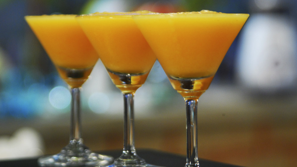 ফলের দাম লাখ লাখ টাকা! অবিশ্বাস্য লাগলেও বিষয়টি সঠিক। জাপানে এই সুস্বাদু ফল পাওয়া যায়।