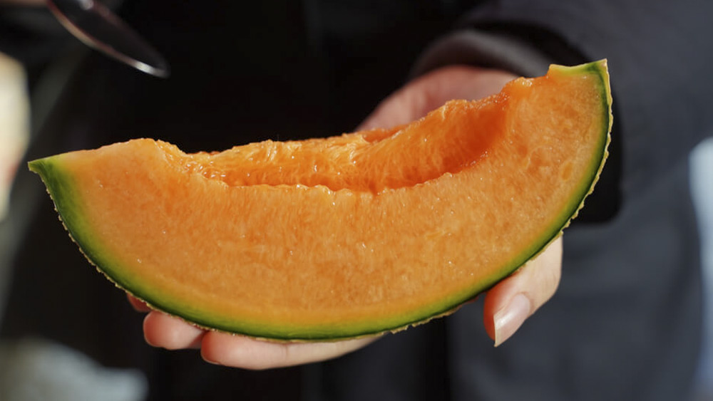 ফলটির নাম ইউবারি মেলন। তরমুজ গোত্রের এই ফল দেখতে খুব একটা সুন্দর না হলেও দাম কিন্তু আকর্ষণীয়। এটিকে বিশ্বের সবচেয়ে দামি ফল বলেও দাবি করা হয়।