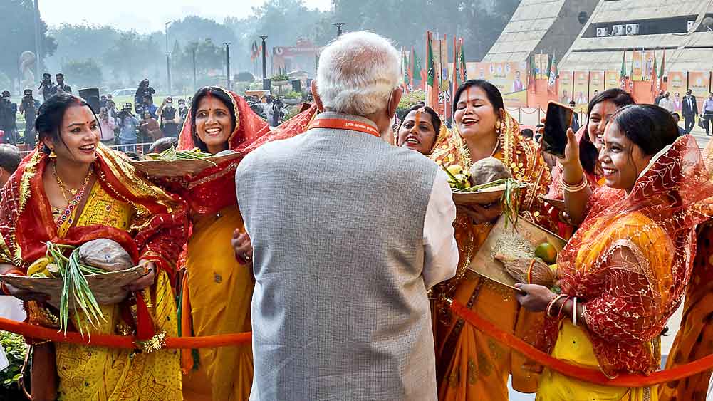 বরণ: দিল্লিতে বিজেপির জাতীয় কর্মসমিতির বৈঠকে দলীয় কর্মীদের মধ্যে প্রধানমন্ত্রী। রবিবার। পিটিআই