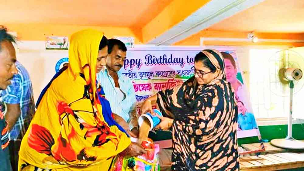 দুঃস্থ মানুষদের গম বিতরণ করা হচ্ছে। 