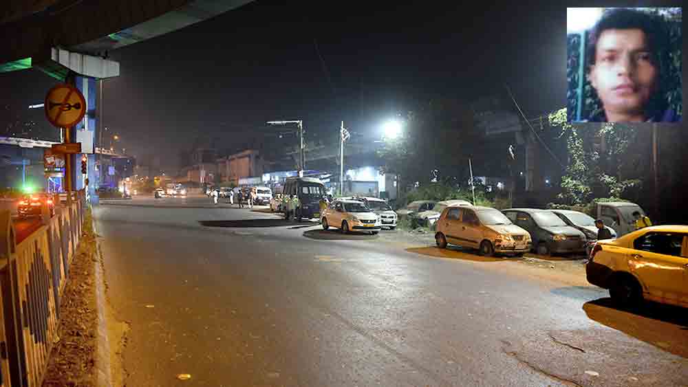 মর্মান্তিক: প্রগতি ময়দান থানার কাছে এই জায়গায় নীচে পড়েন ঝন্টুকুমার দাস (ইনসেটে)। রবিবার রাতে।