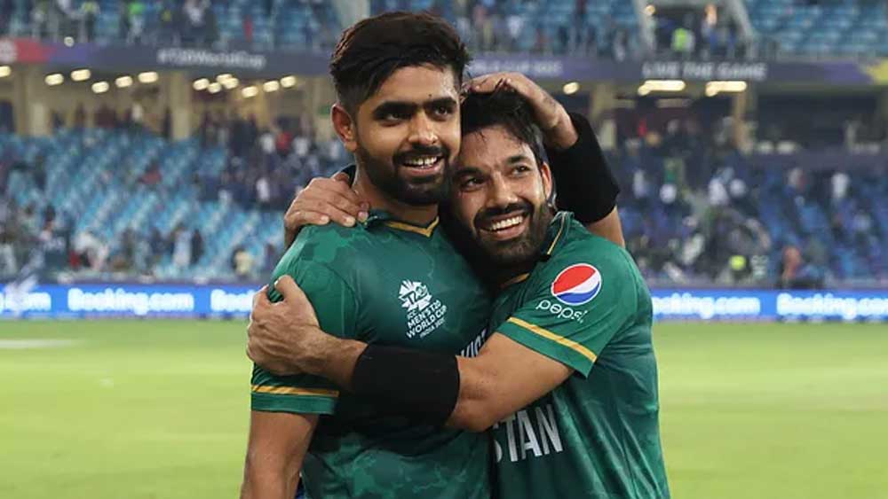 কোহলীরা ওই ম্যাচে দাঁড়াতেই পারেননি। পাকিস্তান দুই ওভারেরও বেশি বাকি থাকতে ১০ উইকেটে জেতে।