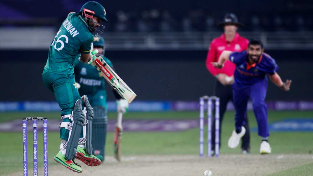 এরপর যশপ্রীত বুমরা, মহম্মদ শামি, ভুবনেশ্বর কুমার, বরুণ চক্রবর্তী, রবীন্দ্র জাডেজারা পাকিস্তানের একটি উইকেটও ফেলতে পারেননি।