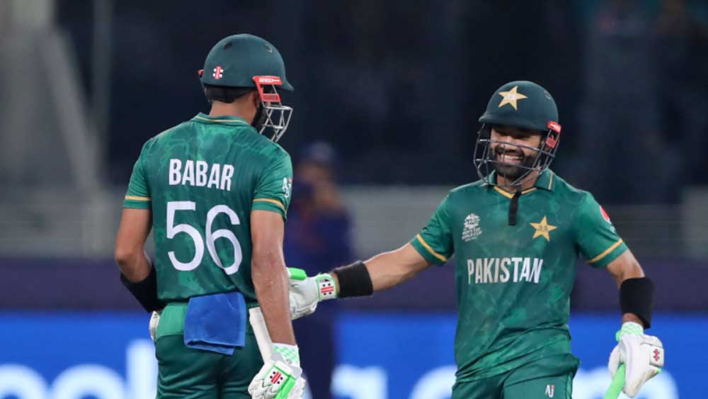 ওপেন করতে নেমে পাকিস্তান অধিনায়ক বাবর আজম ৫২ বলে ৬৮ রান করে এবং মহম্মদ রিজওয়ান ৫৫ বলে ৭৯ রান করে অপরাজিত থাকেন। ১৭.৫ ওভারে কোনও উইকেট না হারিয়ে জিতে যায় পাকিস্তান।