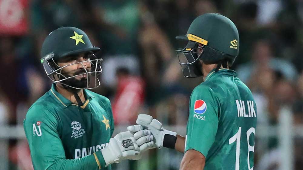 পরের ম্যাচও কঠিন ছিল। কিন্তু সেই ম্যাচেও নিউজিল্যান্ডকে সহজে হারায় পাকিস্তান। কোহলীদের হারিয়ে আত্মবিশ্বাসের তুঙ্গে উঠে যাওয়া পাকিস্তান ৮ বল বাকি থাকতে ৫ উইকেটে জেতে।