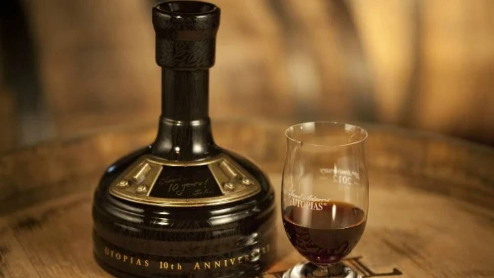 ইতিহাসের মতোই নানা পানীয়ের দামও অবাক করে দেওয়ার মতো। কোনও কোনওটির এক এক গ্লাসের দামই ভারতে লক্ষ টাকা, কোনওটির আবার বোতলের দাম কোটির অঙ্কে। রইল তেমন সেরা কয়েকটি পানীয়ের তালিকা।