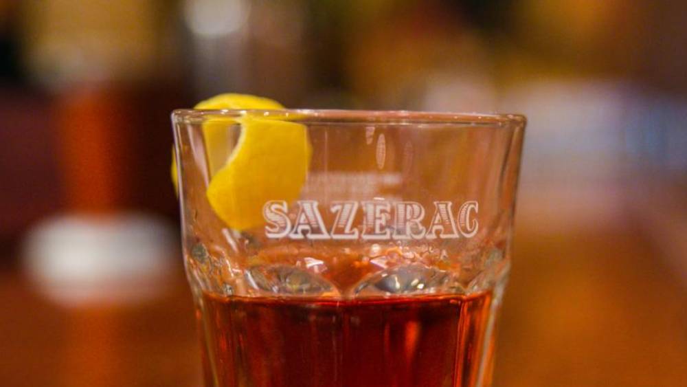 সাৎজেরাক: আমেরিকার এই পানীয়টি পৃথিবীর সবচেয়ে দামি পানীয়গুলির একটি। ব্র্যান্ডি জাতীয় এই পানীয়ের এক গ্লাসের দাম ভারতে ৫ লক্ষ টাকার কাছাকাছি।