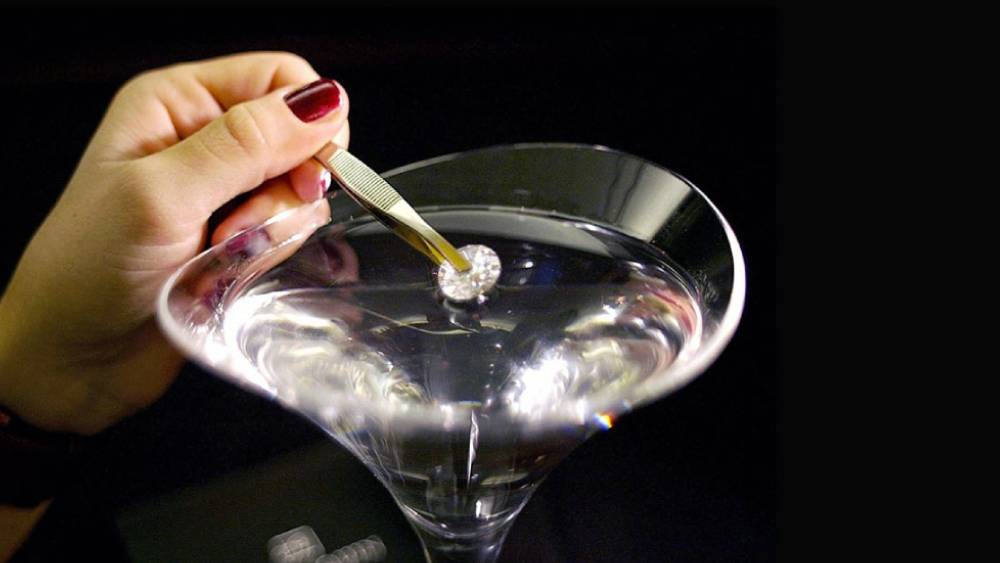 ডায়মন্ড ইজ ফরএভার মার্টিনি: ভডকা দিয়ে তৈরি এই ককটেল পান করতে বা করাতে চাইলে অন্তত ৭২ ঘণ্টা আগে জানিয়ে রাখতে হয়। পানীয়ের তলায় থাকে হিরের আংটি। যিনি পান করছেন, আংটিও তাঁর। এক গ্লাসের দাম  ৭ লক্ষ টাকা থেকে শুরু।