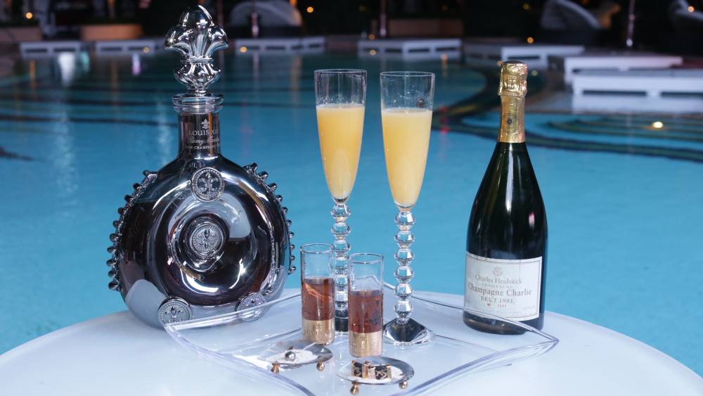 ওনো শ্যাম্পেন ককটেল: আমেরিকার লাস ভেগাসের অত্যন্ত জনপ্রিয় পানীয়। ভারতীয় হিসাবে এক গ্লাসের দাম ৭ লক্ষ টাকার বেশি।