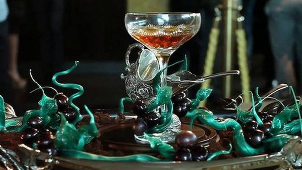 দ্য উইনস্টন ককটেল: ইংল্যান্ডের এই পানীয়টির নামকরণ করা হয়েছে উইনস্টন চার্চিলের নামানুসারে। অত্যন্ত জনপ্রিয় এই পানীয়টির প্রতি গ্লাসের দাম ভারতে ৯ লক্ষ টাকা। 