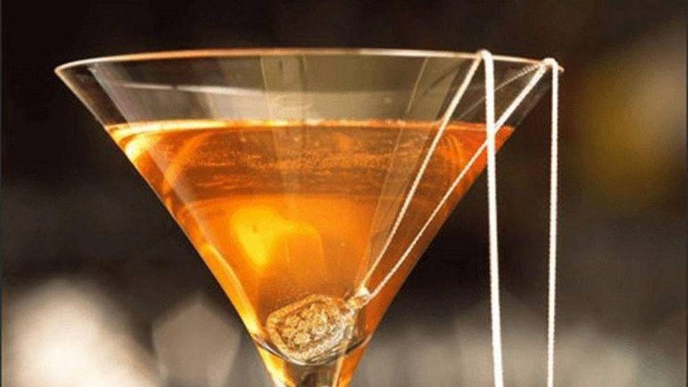 ডায়মন্ডস আর ফরএভার মার্টিনি: এই তালিকায় থাকা ‘ডায়মন্ড ইজ ফরএভার মার্টিনি’র দামি সংস্করণ এটি। জেমস বন্ডের সিনেমা থেকে অনুপ্রাণিত হয়ে পানীয়টি বানানো হয়। এর ভিতরে থাকে এক ক্যারেটের হিরে। পানীয়টি যে যে পানশালায় বিক্রি হয়, সেখানে বাদ্যযন্ত্রশিল্পীরা  ১৯৭১ সালের জেমস বন্ডের ছবির আবহসঙ্গীতটি বাজান। পানীয়টিতে চুমুক দিলেই বাজতে শুরু করে সঙ্গীতটি। 