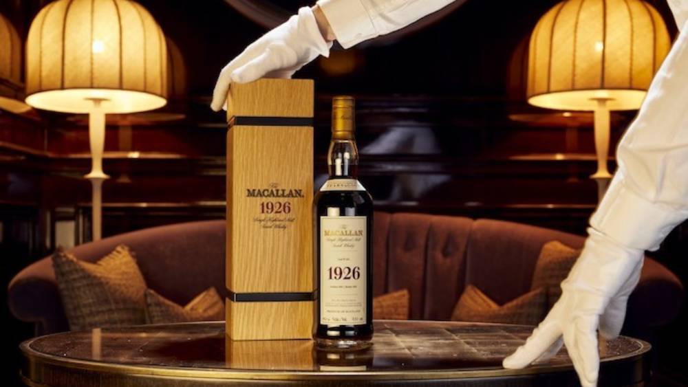 ১৯২৬ ম্যাকালান ফাইন অ্যান্ড রেয়ার: সবচেয়ে দামি হুইস্কিগুলির একটি। এটি তৈরির সময়ে এতে কোনও জল মেশানো হয় না। প্রত্যেক বোতলের দাম প্রায় ৫৫ লক্ষ টাকা।
