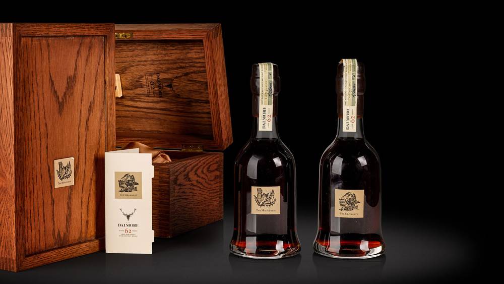 ৬২ বছরের পুরনো ডালমোর স্কচ হুইস্কি: এখনও পর্যন্ত খুব বেশি তৈরিই হয়নি এই হুইস্কি। কারণ এটির একটি বোতল খুব কম মানুষের পক্ষেই কেনা সম্ভব। দাম ভারতীয় টাকায় ১.৫ কোটির কাছাকাছি।