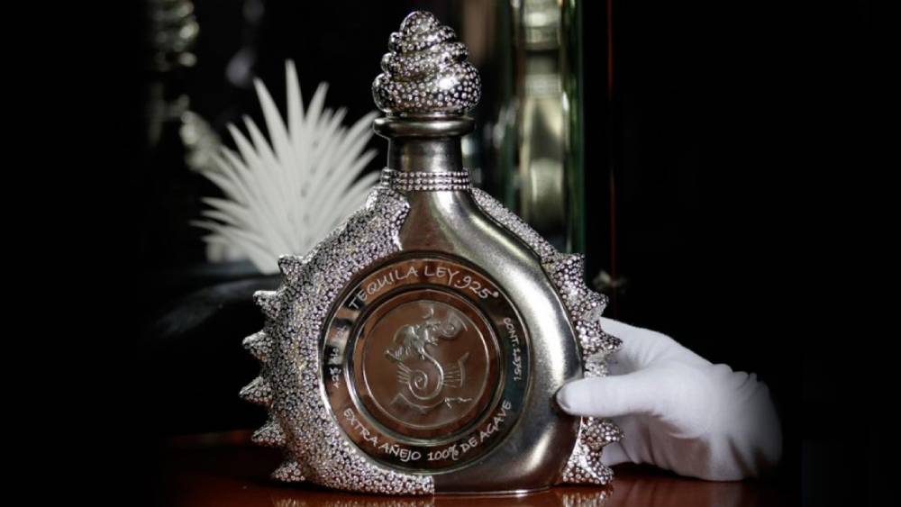 টেকিলা লে ২৯৫ দিয়ামানতে: পানীয়ের বোতলটিই ২ কিলোগ্রাম প্লাটিনামে মোড়া থাকে। তার উপরে থাকে ৪১০০টি সাদা হিরের কাজ। দাম ২৫ কোটি টাকার বেশি। 