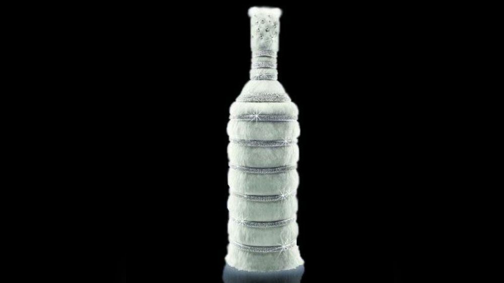 বিলিয়োনেয়ার ভডকা: ঠিক কোন কোন উপকরণ দিয়ে এবং কী ভাবে এই ভডকা তৈরি হয়, তা কখনও এর নির্মাতারা প্রকাশ করেননি। রাশিয়ার এই পানীয়টির বোতল উচ্চমানের ৩০০০ হিরে দিয়ে সাজানো হয়। এক বোতল পানীয়ের দাম প্রায় ২৮ কোটি টাকা।