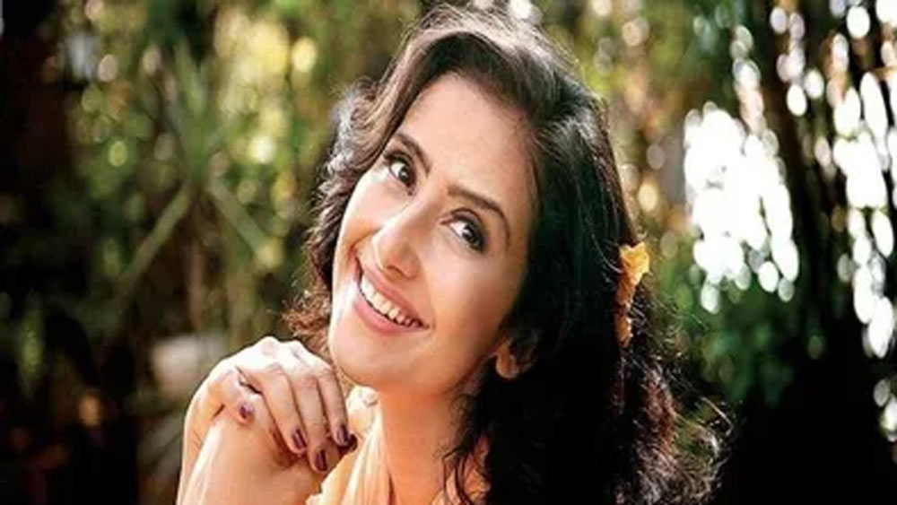 অভিনয়কেই কেরিয়ার করবেন, এই সিদ্ধান্ত নেওয়ার পরে মনীষা চলে আসেন মুম্বই। সুভাষ ঘাইয়ের পরিচালনায় মনীষার প্রথম হিন্দি ছবি ‘সওদাগর’ মুক্তি পায় ১৯৯১ সালে।