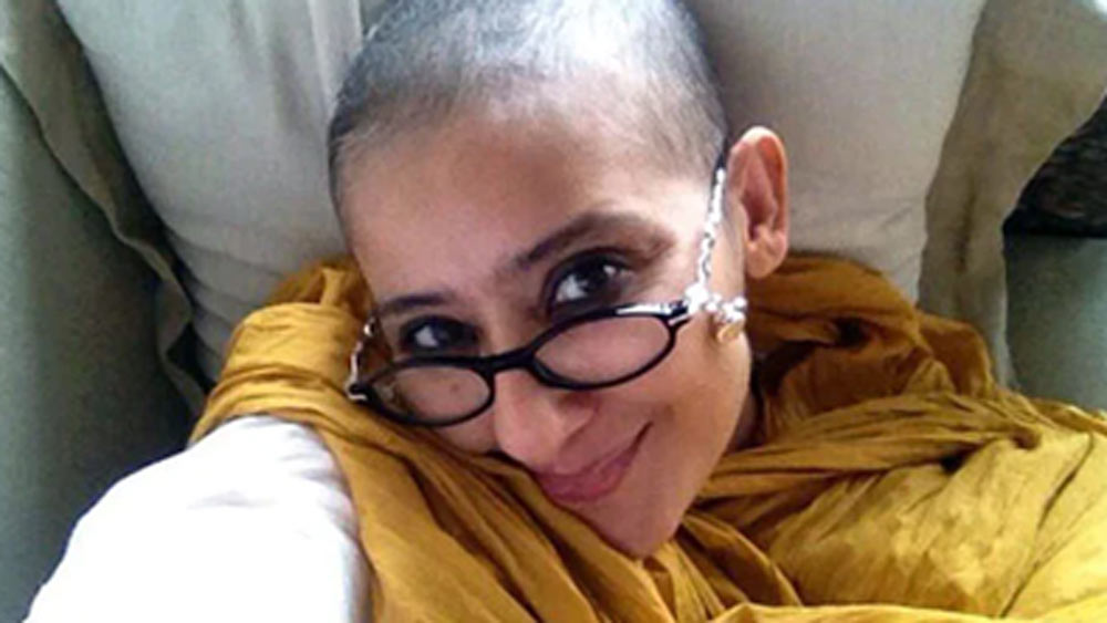 চারটি ছবির মধ্যে প্রত্যেকটিতেই মনীষার মুখে হাসি। কিন্তু শরীরের বিভিন্ন চিহ্ন বলছে, তিনি ক্যানসারে আক্রান্ত। কোনওটায় তাঁর মাথায় চুল নেই, কোনওটায় তিনি হাসপাতালের শয্যায় শুয়ে। ২০১২ সালের পর থেকে তাঁর জীবনের বিভিন্ন মুহূর্তের ছবি তুলে ধরেছেন তিনি। 