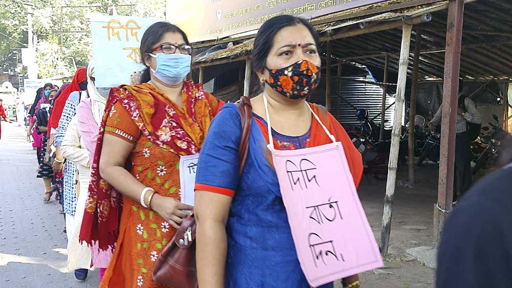 প্রাথমিকে নিয়োগের দাবিতে সোমবার বর্ধমান ডিভিশনের কমিশনারের কাছে স্মারকলিপি জমা দিতে চুঁচুড়ার লঞ্চ ঘাট থেকে শুরু মিছিল।