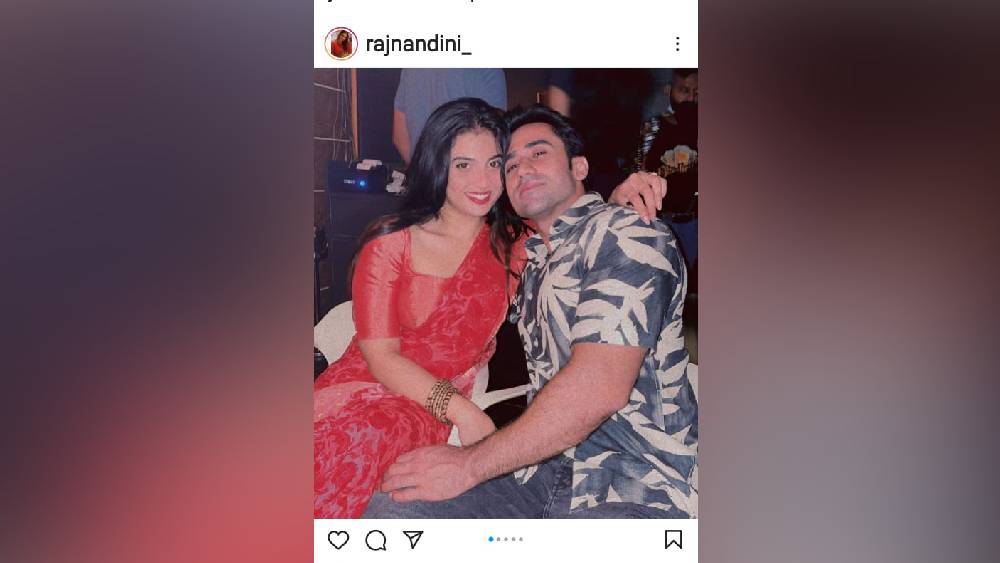 বন্ধুর সঙ্গে রাজনন্দিনী। 