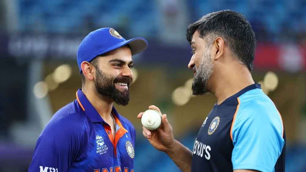 মেন্টর মহেন্দ্র সিংহ ধোনির সঙ্গে আলোচনাও সেরে নেন। সেই সময় দু’জনকেই হালকা মেজাজে দেখা যায়। দু’জনের মুখেই ছিল হাসি।
