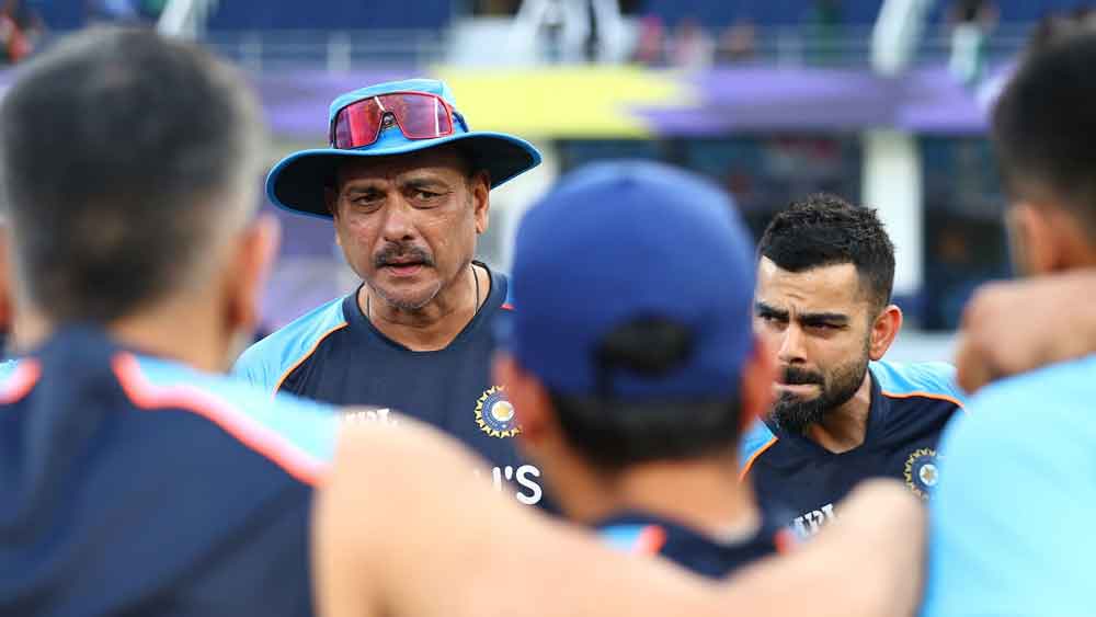 খেলা শুরুর ঠিক আগে কোহলীরা সবাই গোল হয়ে দাঁড়ান। কোচ রবি শাস্ত্রী সেই সময় সবাইকে উদ্বুদ্ধ করেন। কোচ হিসাবে শাস্ত্রীরও এটি শেষ ম্যাচ ছিল।