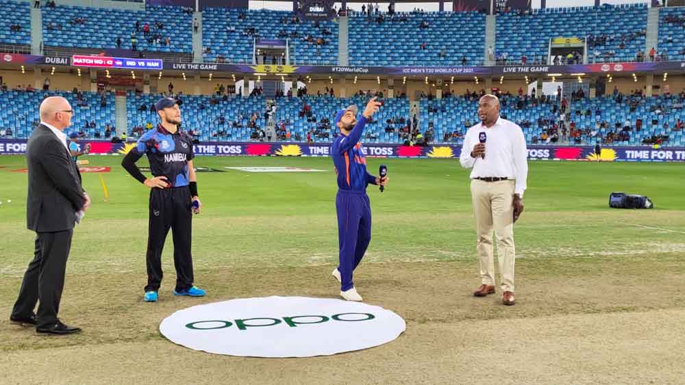 টসের সময় অন্য ম্যাচগুলির মতো এই ম্যাচেও কোহলীই কয়েন ঘোরান। নামিবিয়ার অধিনায়ক জেরহার্ড ইরাসমাস ছাড়াও ছিলেন ম্যাচ রেফারি জেফ ক্রো এবং ধারাভাষ্যকার ইয়ান বিশপ।